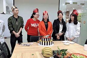 舉辦(ban)生日會