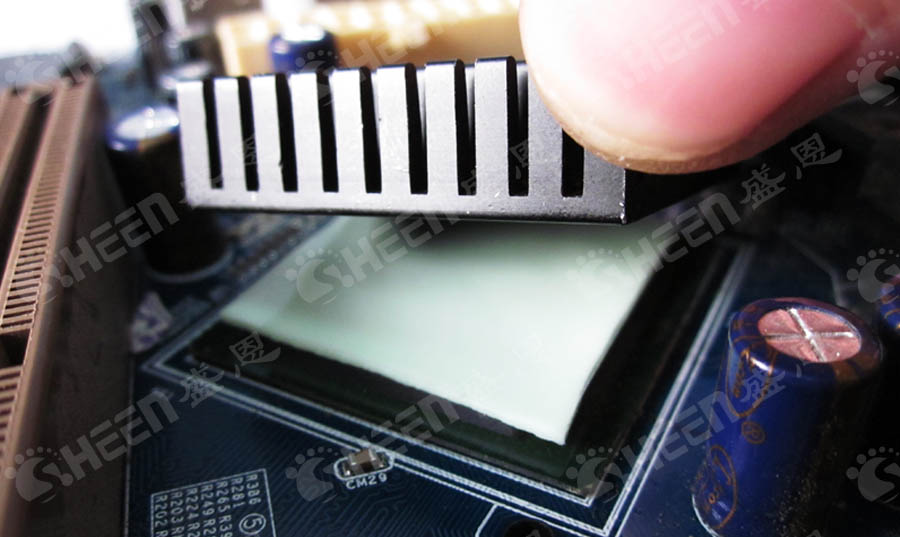 激光(guāng)傳感器的(de)性能保障(zhàng)：無矽導熱(re)片的應用(yong)